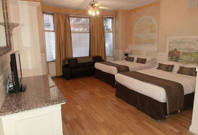 Standard Quadruple Room, Rushmore
