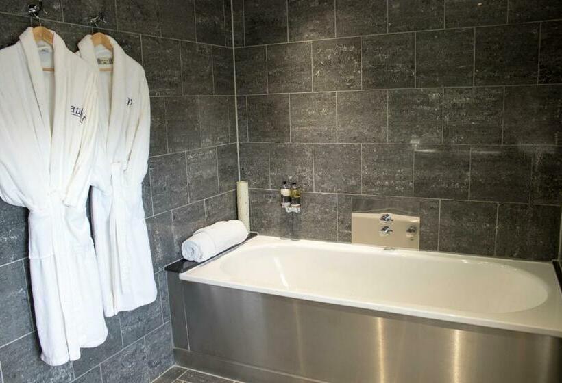 شقة دور أخير غرفة نوم واحدة, The Cawdor