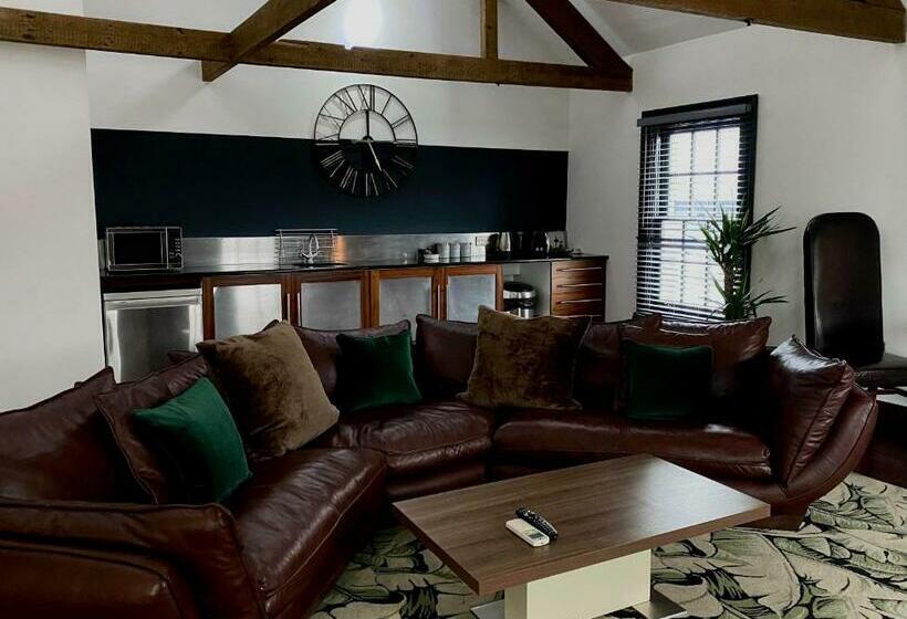 شقة دور أخير غرفة نوم واحدة, The Cawdor