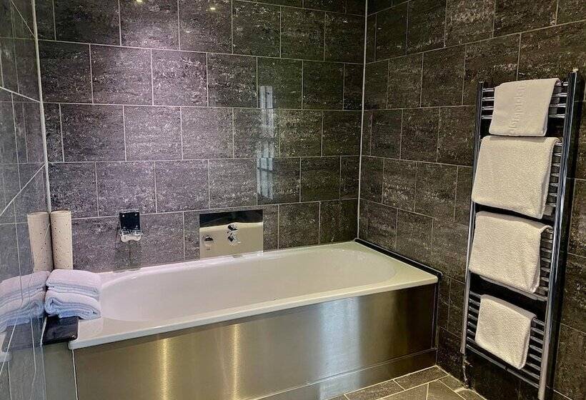 شقة دور أخير غرفة نوم واحدة, The Cawdor