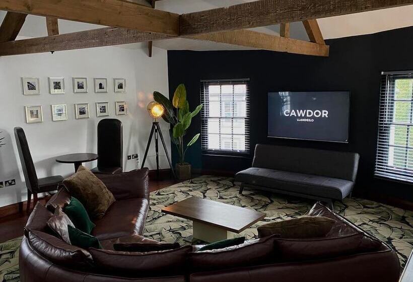 شقة دور أخير غرفة نوم واحدة, The Cawdor