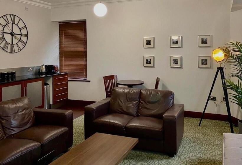 شقة دور أخير غرفة نوم واحدة, The Cawdor