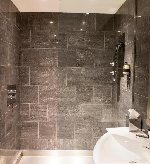 شقة دور أخير غرفة نوم واحدة, The Cawdor