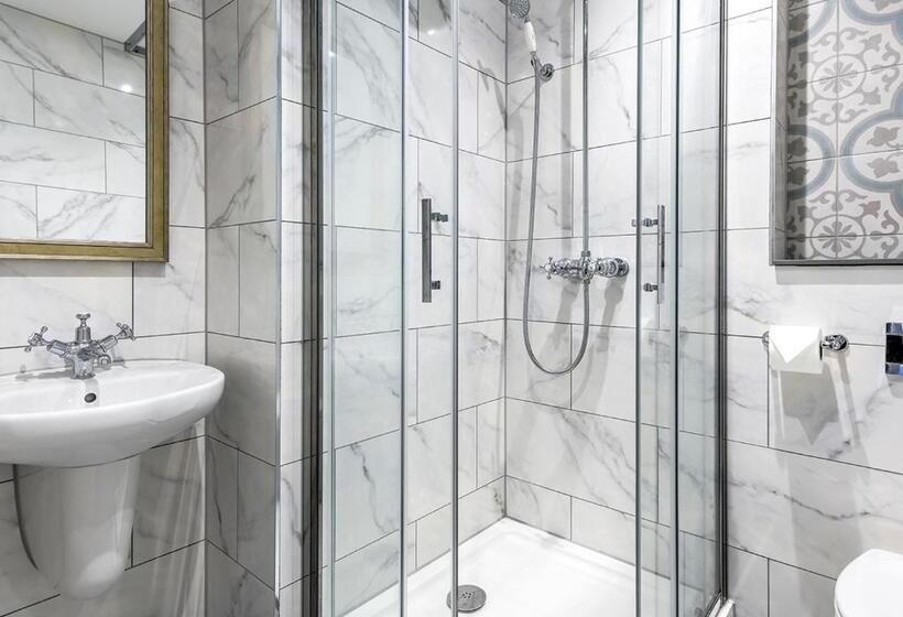 اتاق عادی, The George