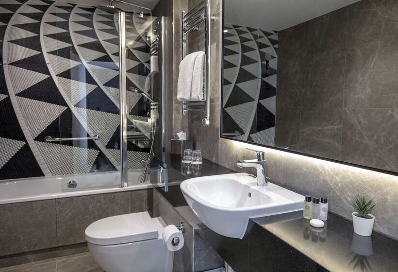 Номер Стандарт, The Queens