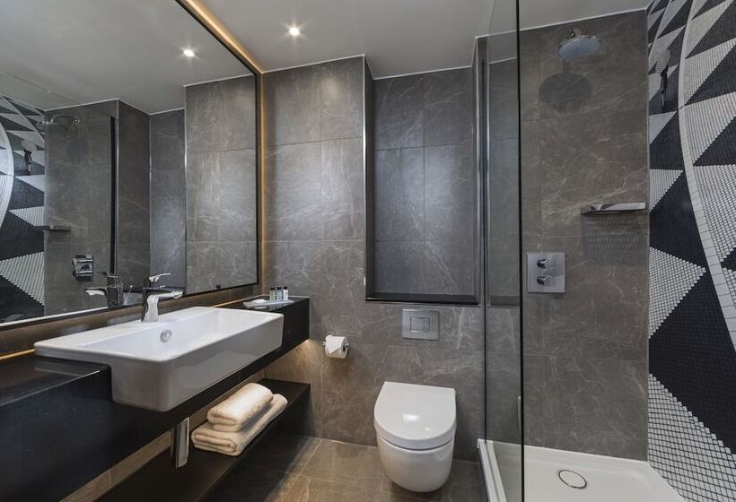 Номер Стандарт, The Queens