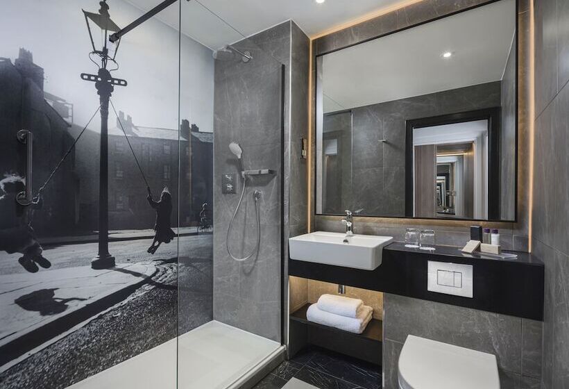 Семейный Номер, The Queens