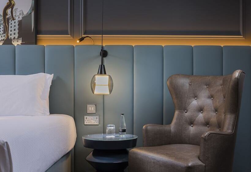 Семейный Номер, The Queens