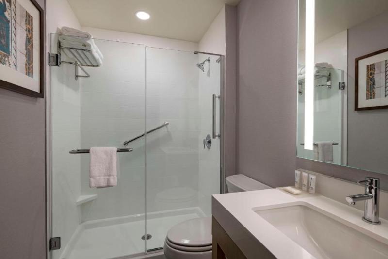 身障者適用スタンダードルーム, Voco Lythe Hill Hotel & Spa, An Ihg