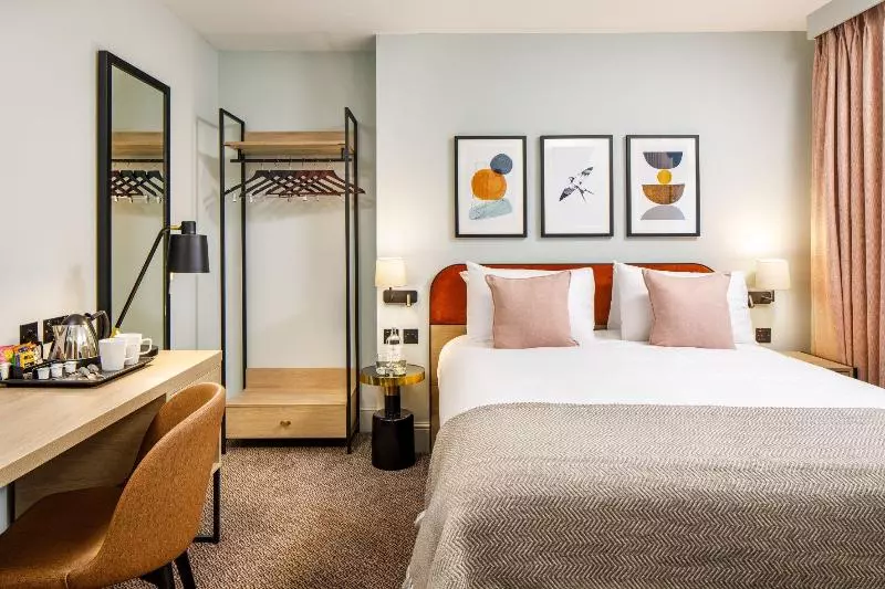 クイーンサイズベッドのスタンダードルーム, Voco Lythe Hill Hotel & Spa, An Ihg