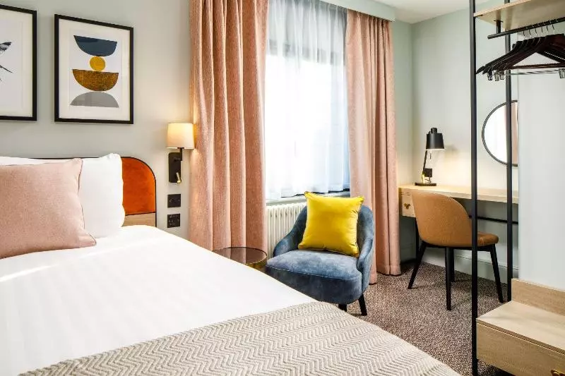 クイーンサイズベッドのスタンダードルーム, Voco Lythe Hill Hotel & Spa, An Ihg