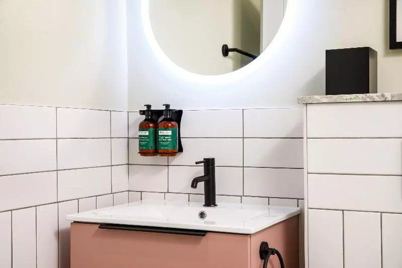 クイーンサイズベッドのスタンダードルーム, Voco Lythe Hill Hotel & Spa, An Ihg