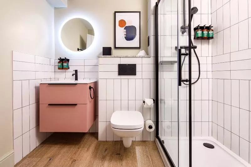 クイーンサイズベッドのスタンダードルーム, Voco Lythe Hill Hotel & Spa, An Ihg