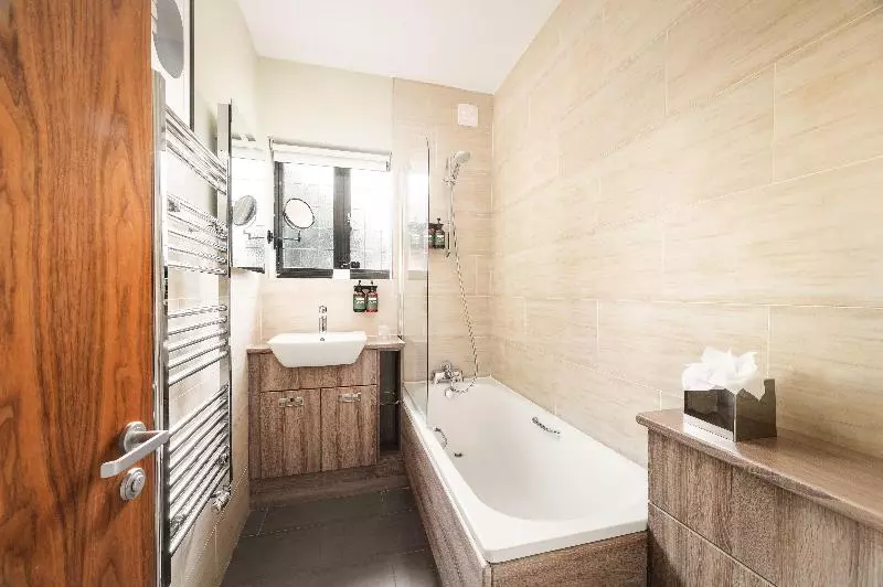 クイーンサイズベッドのスタンダードルーム, Voco Lythe Hill Hotel & Spa, An Ihg