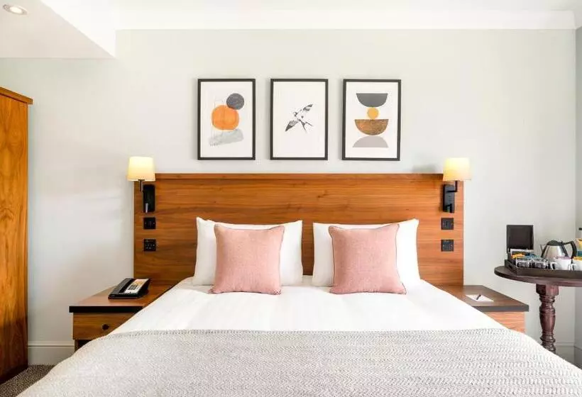 クイーンサイズベッドのスタンダードルーム, Voco Lythe Hill Hotel & Spa, An Ihg