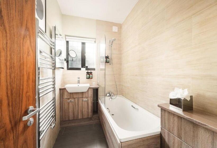 クイーンサイズベッドのスタンダードルーム, Voco Lythe Hill Hotel & Spa, An Ihg