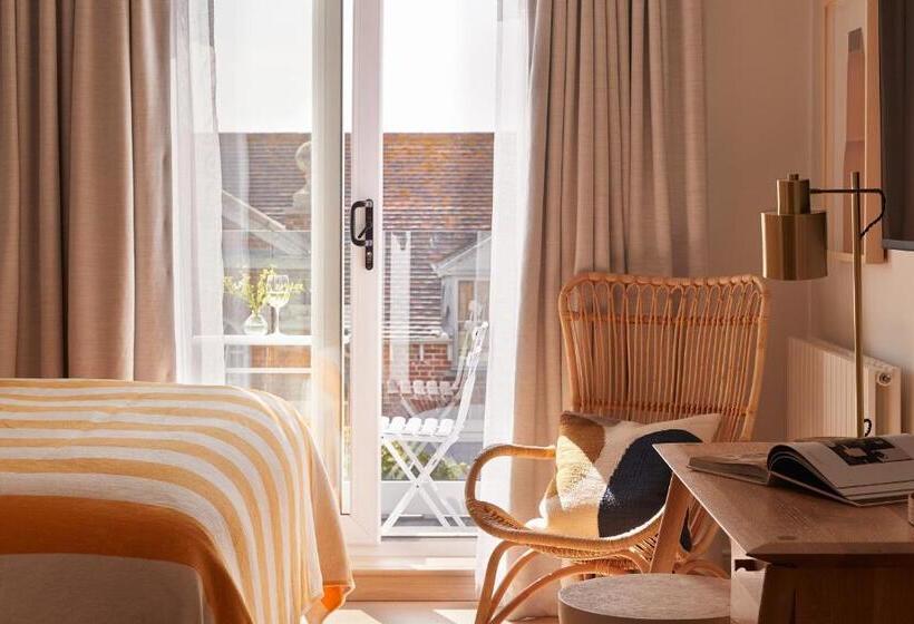 غرفة أساسية, Moonfleet Manor   A Luxury Family