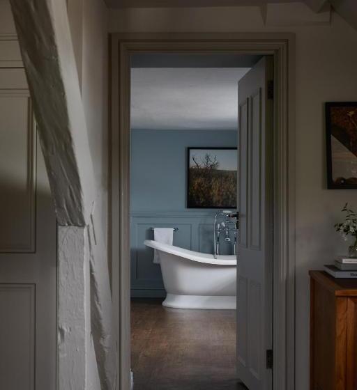 جناح ديلوكس, Moonfleet Manor   A Luxury Family