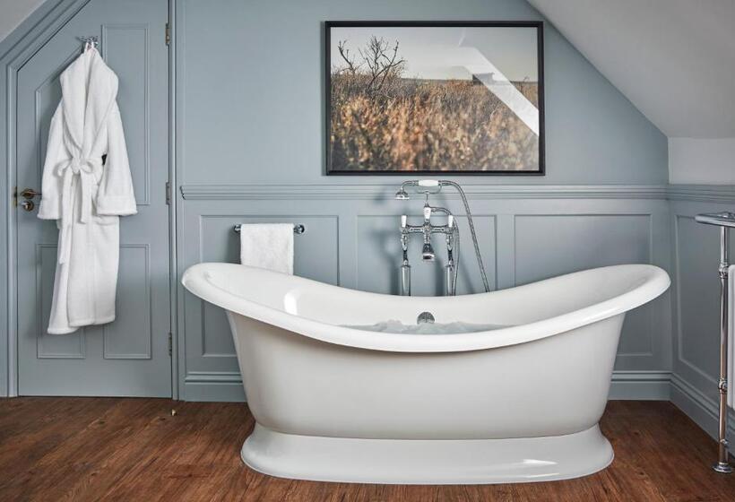 جناح ديلوكس, Moonfleet Manor   A Luxury Family