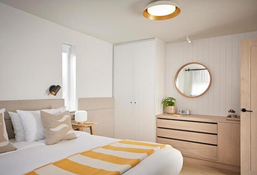 Номер Стандарт, Moonfleet Manor   A Luxury Family