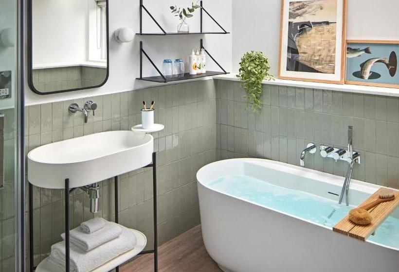 جناح غرفتين نوم, Moonfleet Manor   A Luxury Family