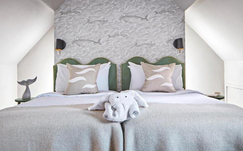 جناح غرفتين نوم, Moonfleet Manor   A Luxury Family