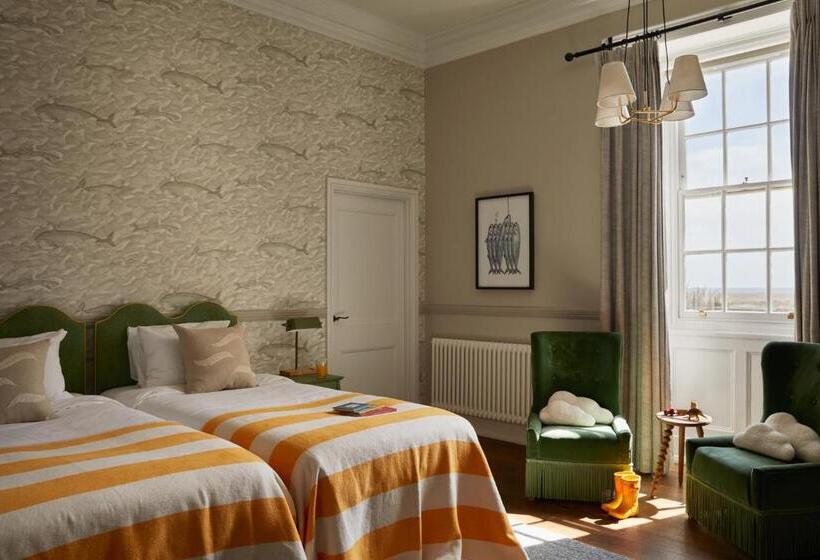 Люкс, Moonfleet Manor   A Luxury Family