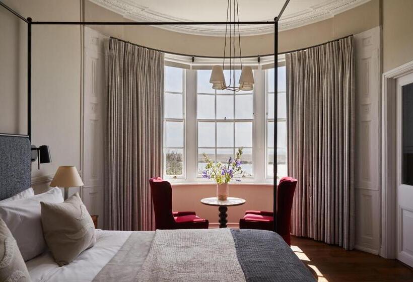 جناح, Moonfleet Manor   A Luxury Family