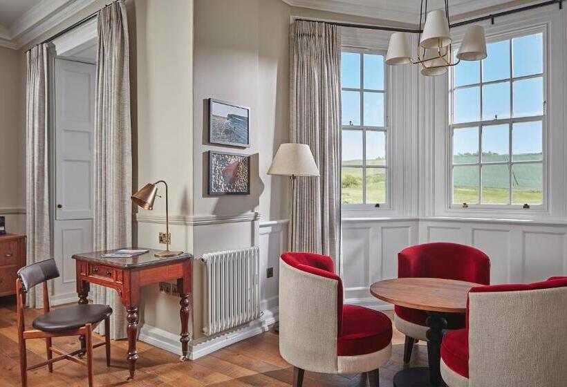 إستوديو قياسى مطل على البحر, Moonfleet Manor   A Luxury Family