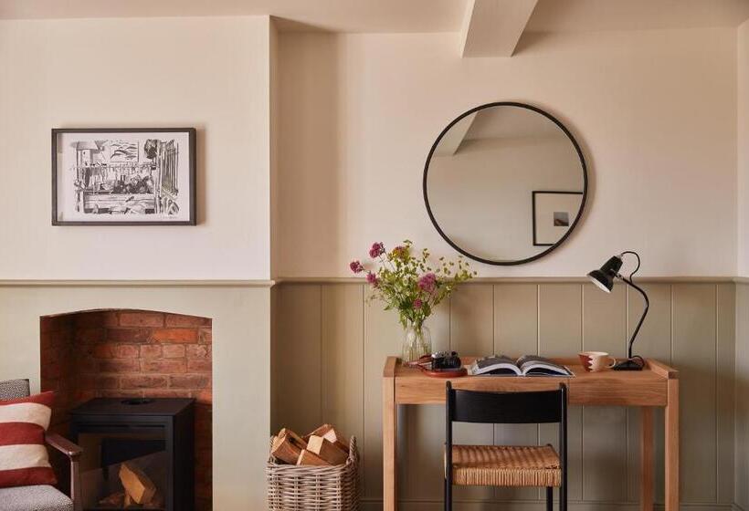 إستوديو قياسى مطل على البحر, Moonfleet Manor   A Luxury Family