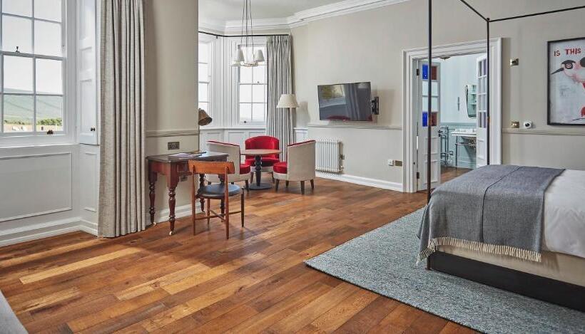 إستوديو قياسى مطل على البحر, Moonfleet Manor   A Luxury Family