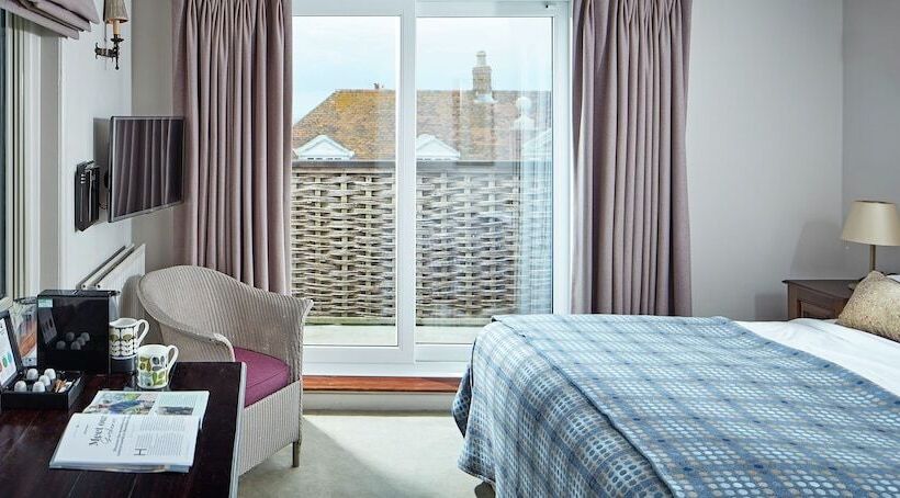 غرفة قياسية, Moonfleet Manor   A Luxury Family