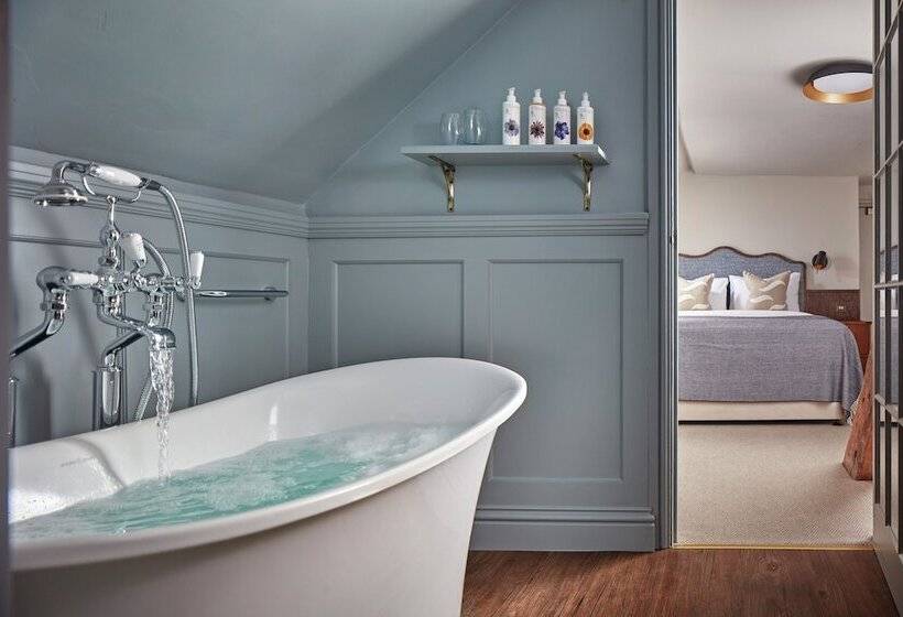 جناح غرفتين نوم, Moonfleet Manor   A Luxury Family