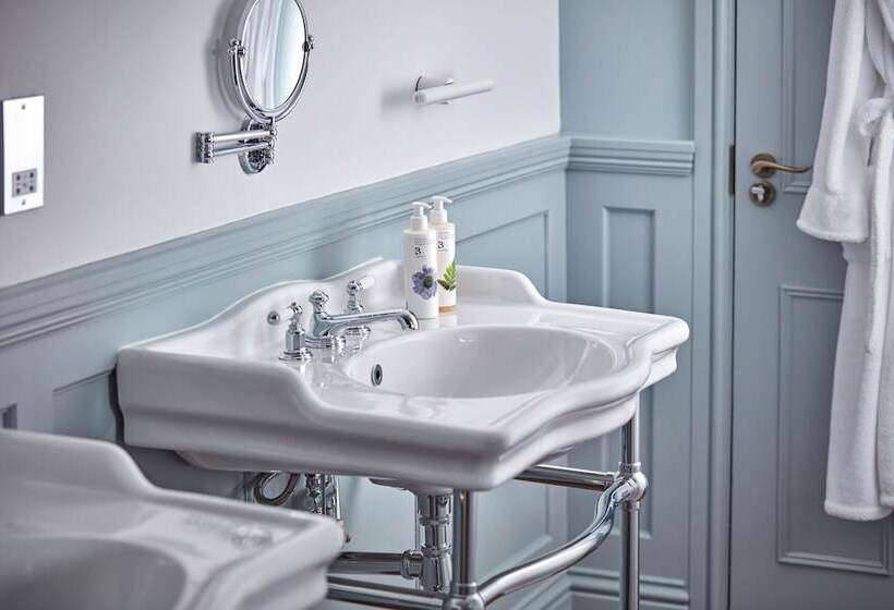 جناح غرفتين نوم, Moonfleet Manor   A Luxury Family