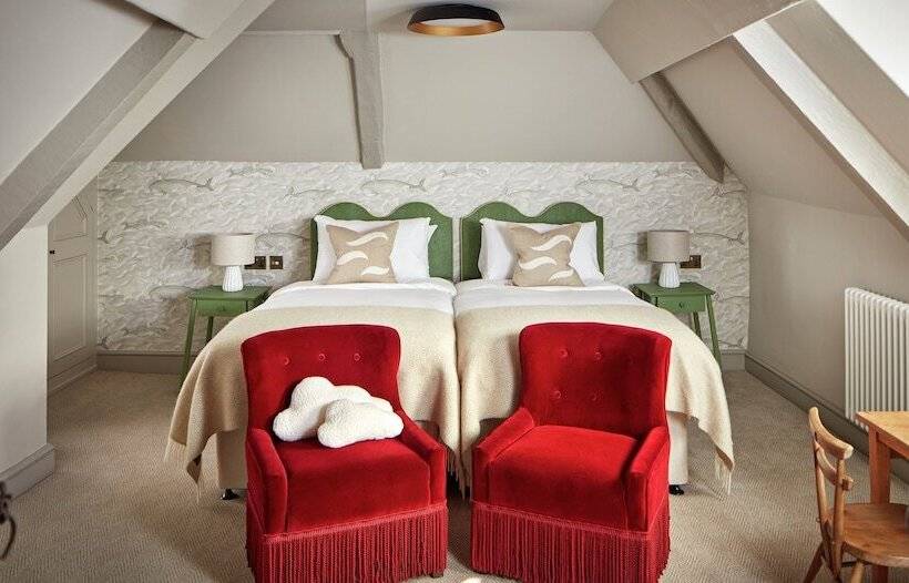 جناح غرفتين نوم, Moonfleet Manor   A Luxury Family