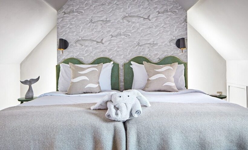 جناح غرفتين نوم, Moonfleet Manor   A Luxury Family