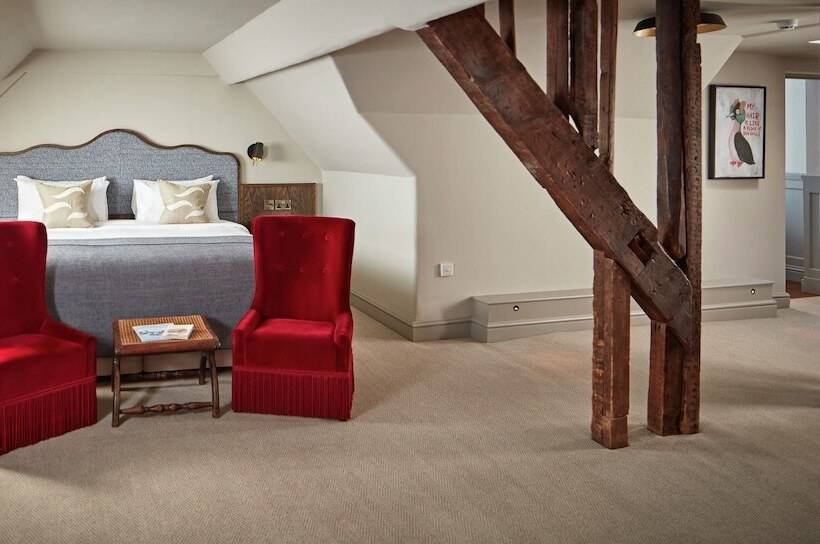 جناح غرفتين نوم, Moonfleet Manor   A Luxury Family