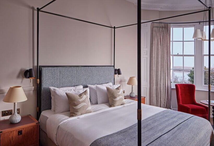 جناح غرفتين نوم, Moonfleet Manor   A Luxury Family