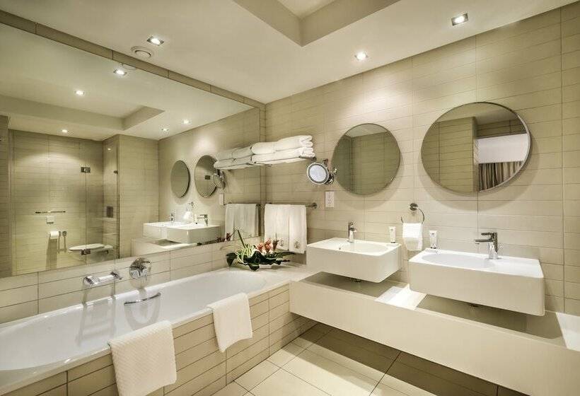 سوییت سوپریور, Labadi Beach