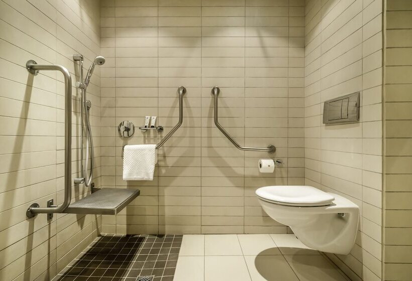 اتاق استاندارد برای معلولان, Labadi Beach