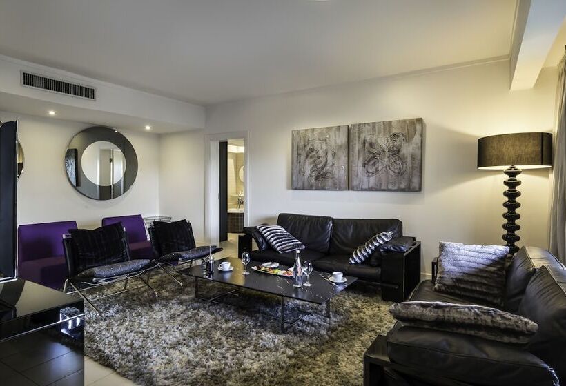 سوئیت پرزیدنت, Labadi Beach