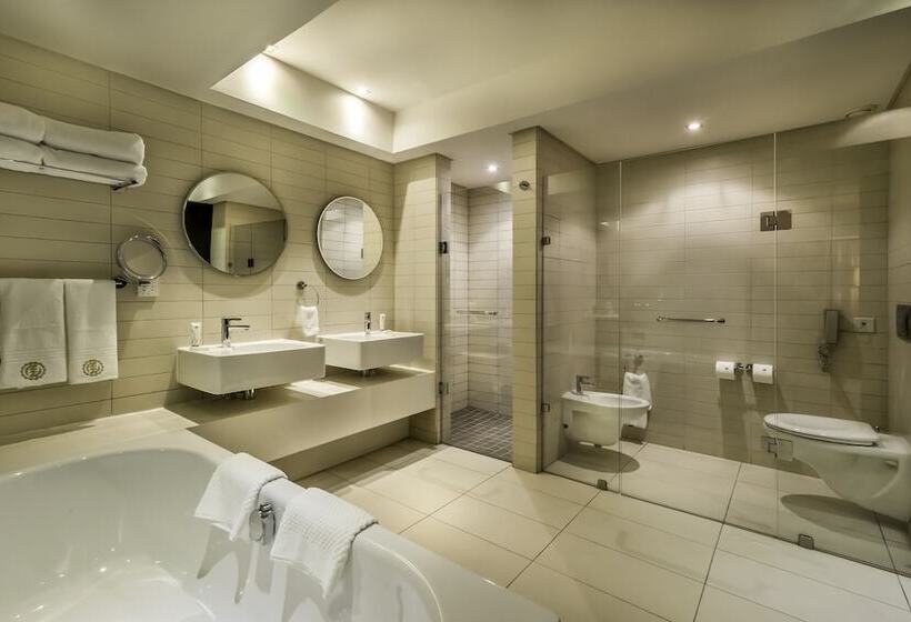 اتاق لوکس, Labadi Beach