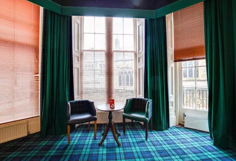 اتاق استاندارد چهار تخته, Lost Guest House Stirling