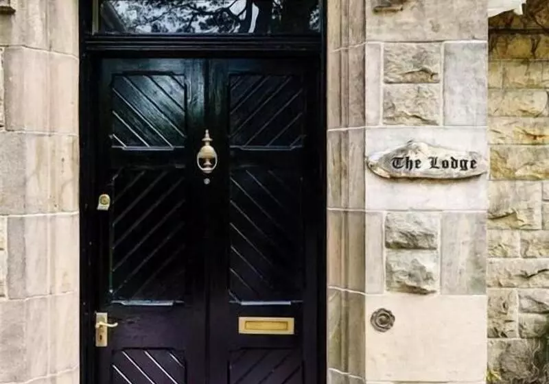 ویلای استاندارد با چشمانداز باغ, Mansion House