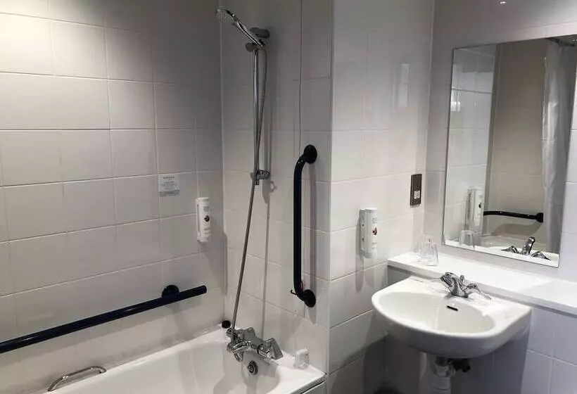Perhehuone, Ramada Milton Keynes