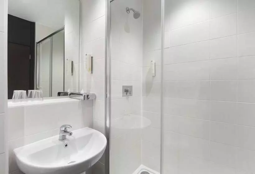 Perhehuone, Ramada Milton Keynes