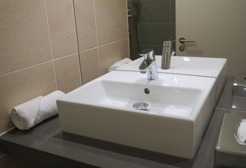 Номер Клуб, Garner Hotel Preston Samlesbury, An Ihg