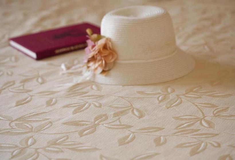 اتاق استاندارد یک نفره, Alexandra Hotel&apartments