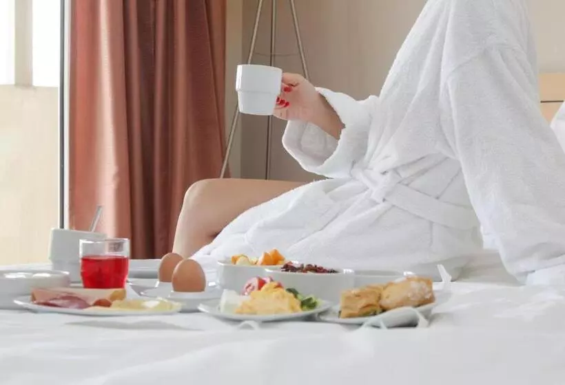 اتاق خانوادگی تودرتو, Astoria Hotel Thessaloniki