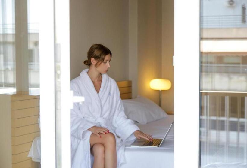 جناح دور أخير, Astoria Hotel Thessaloniki